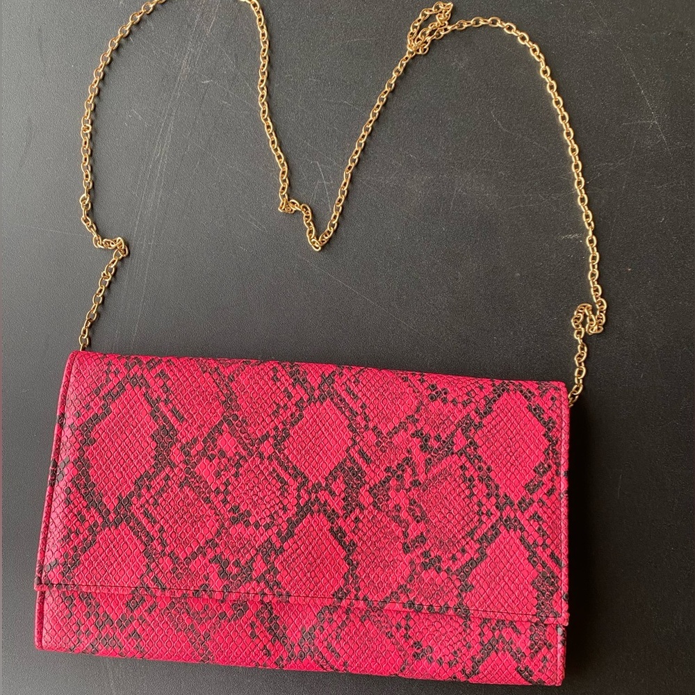 Elegant Pink Snake Print Clutch with Gold Chain
